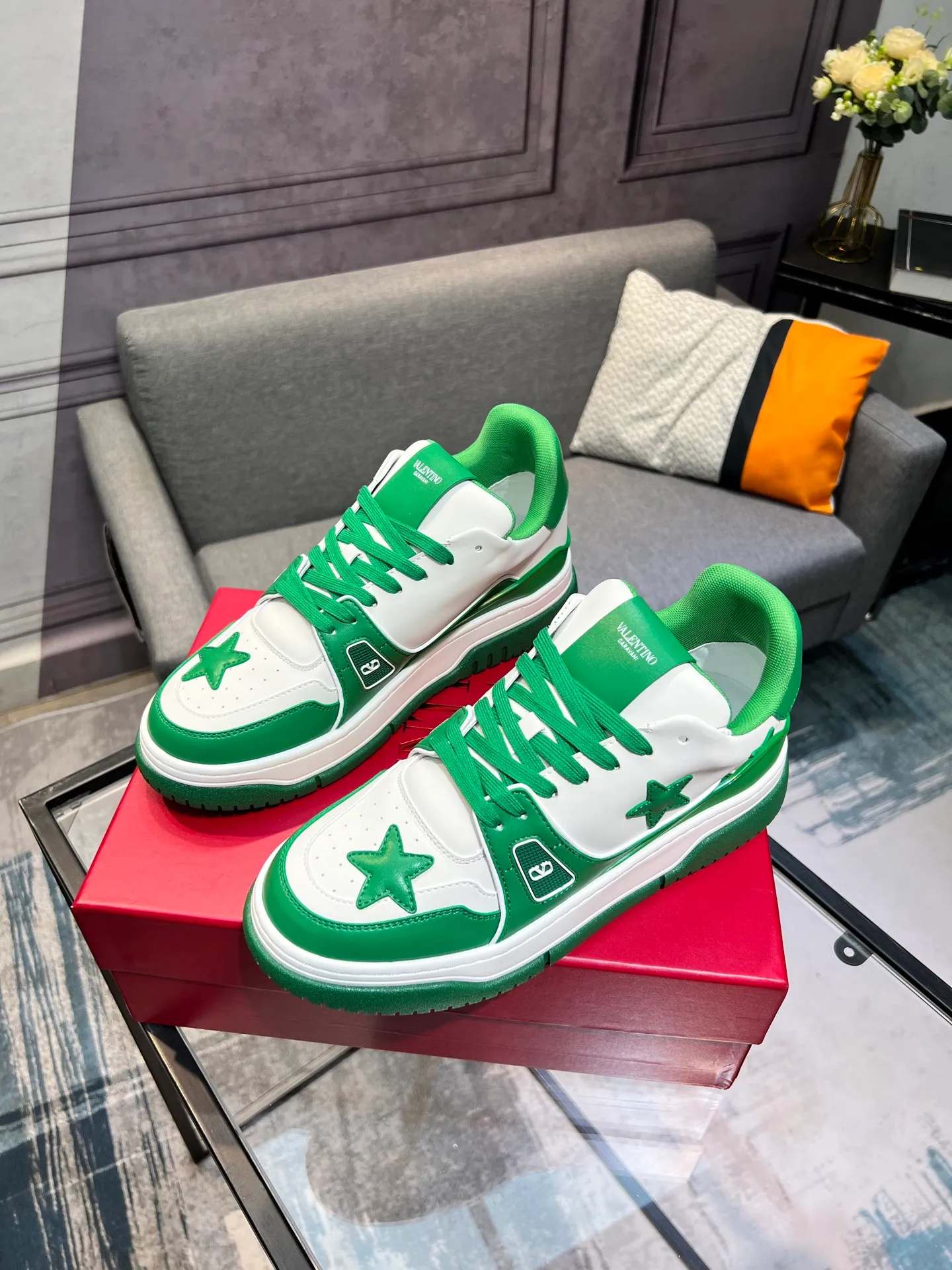 Men's Men's Shoes 💰660 Valentino 2023 early autumn new star shoes are now online! Wang Hedi and Ren Jialun have been worn by many celebrities. Who can refuse the same couple shoes as Wang Hedi! The design of Stars Stab My Heart is cool and spicy. The material of the shoes is cowhide, and every color is beautiful! Size 35-40, men’s size 39-44 (women’s 41, men’s 38, 45🉑️customized)